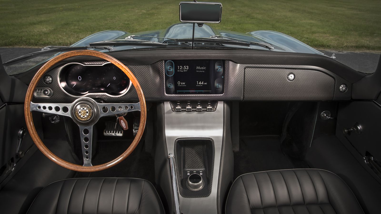 Η Jaguar E-Type Zero διαθέτει νέα LED φώτα και καινούργιο ψηφιακό πίνακα οργάνων, ο οποίος αντλεί έμπνευση από το αρχικό μοντέλο.