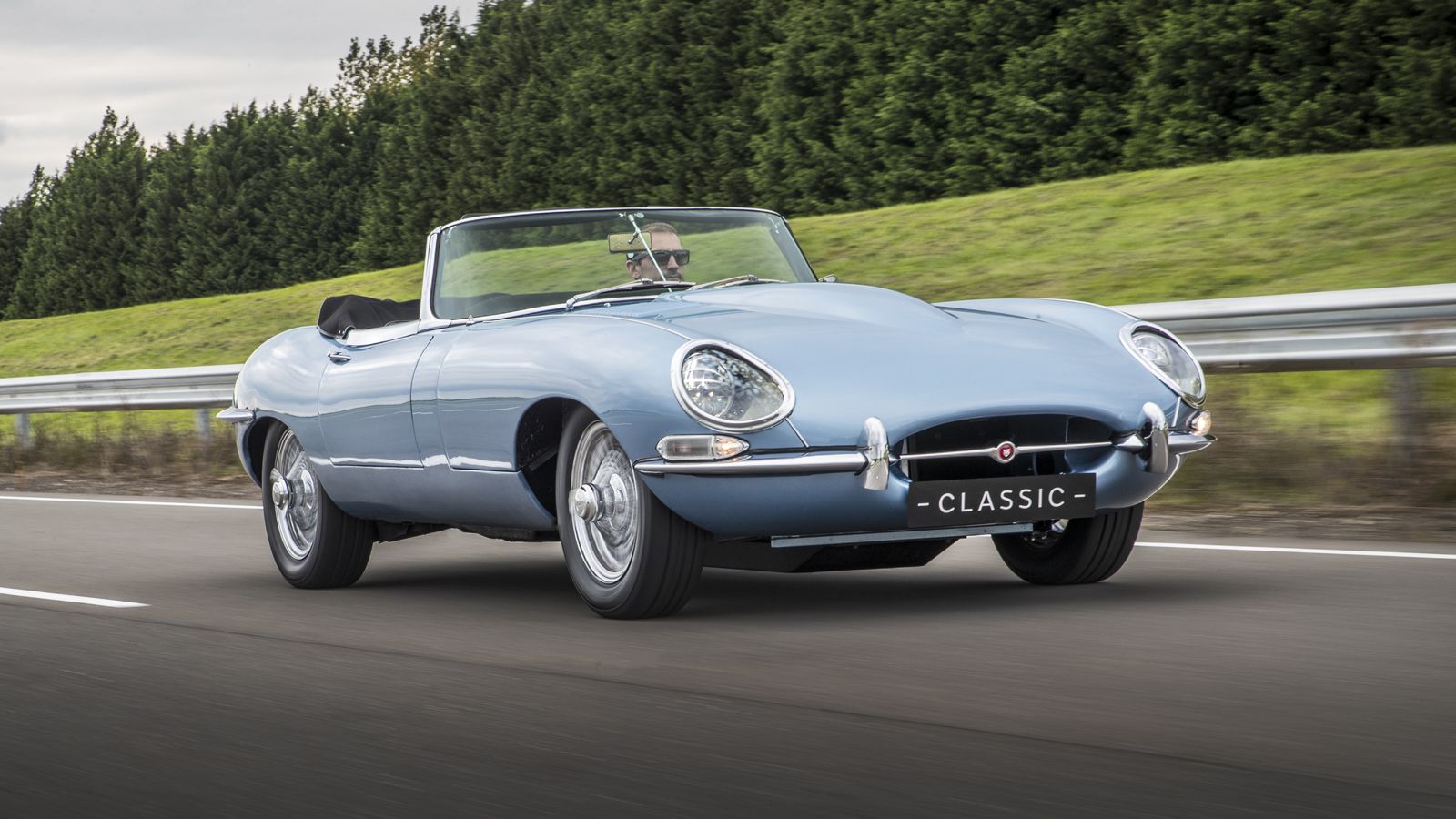 Η JLR Classic Works πήρε μια πανέμορφη κλασική Jaguar E-Type και την αναγέννησε τοποθετώντας της έναν ηλεκτροκινητήρα. Ονομάζεται Jaguar E-Type Zero κ