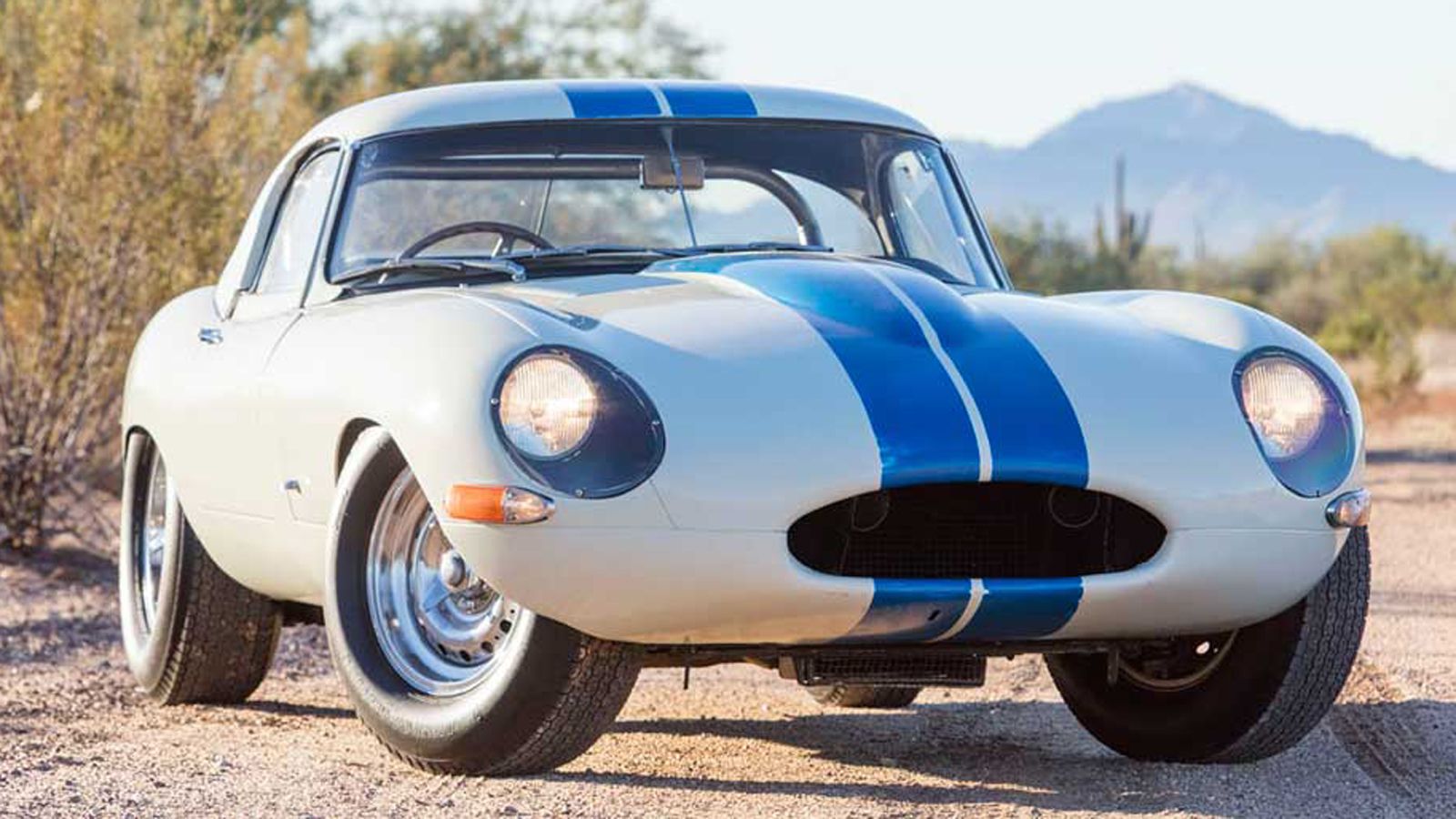 H Jaguar E-Type, ένα Coupe μιας άλλης εποχής, αναδείχθηκε το ακριβότερο αυτοκίνητο της δημοπρασίας.