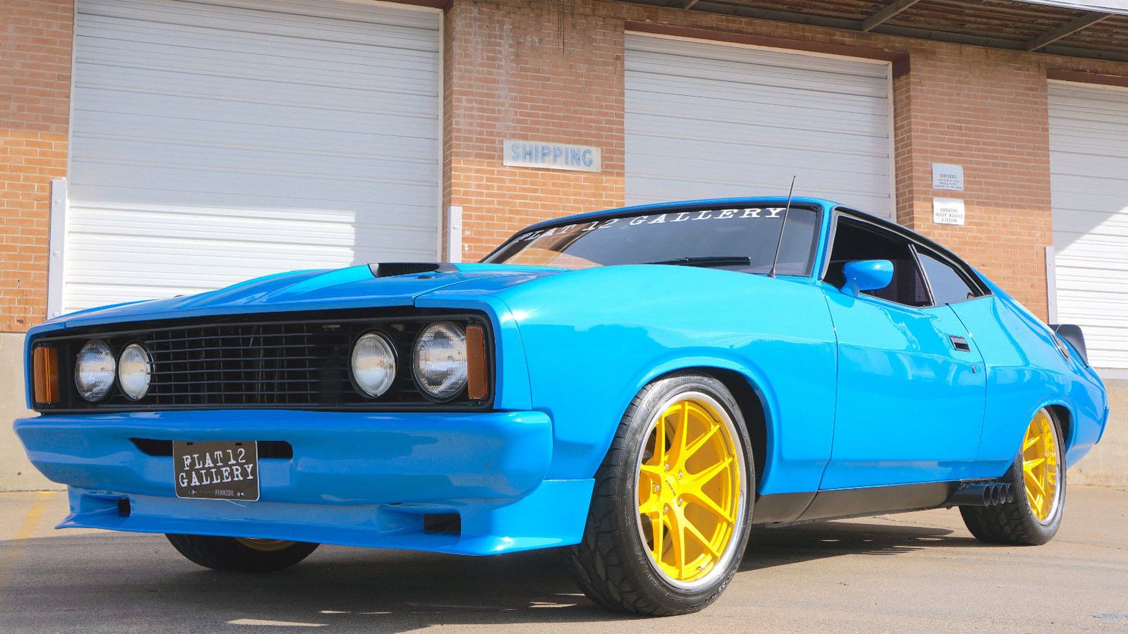 Σε έντονη γαλάζια απόχρωση με την αντίθεση των ζαντών, μαγνητίζει τα βλέμματα όλων.