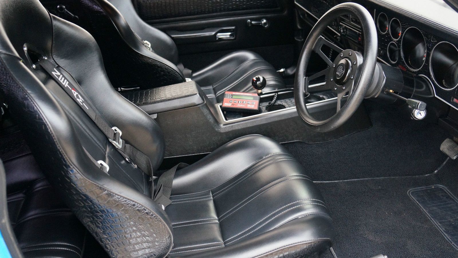 Δερμάτινα Bucket καθίσματα και τα βασικά όργανα στο καντράν, συνθέτουν το εσωτερικό.