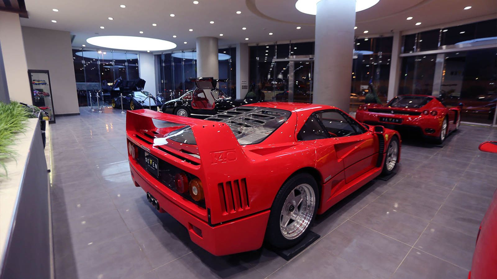 Σημειώστε: Ferrari F40 του 1992 με 12.200 χλμ., F50 του 1996 με 12.900 χλμ. και Enzo του 2004 με μόλις 450 χλμ., ενώ κερασάκι στην τούρτα αποτελεί η κ