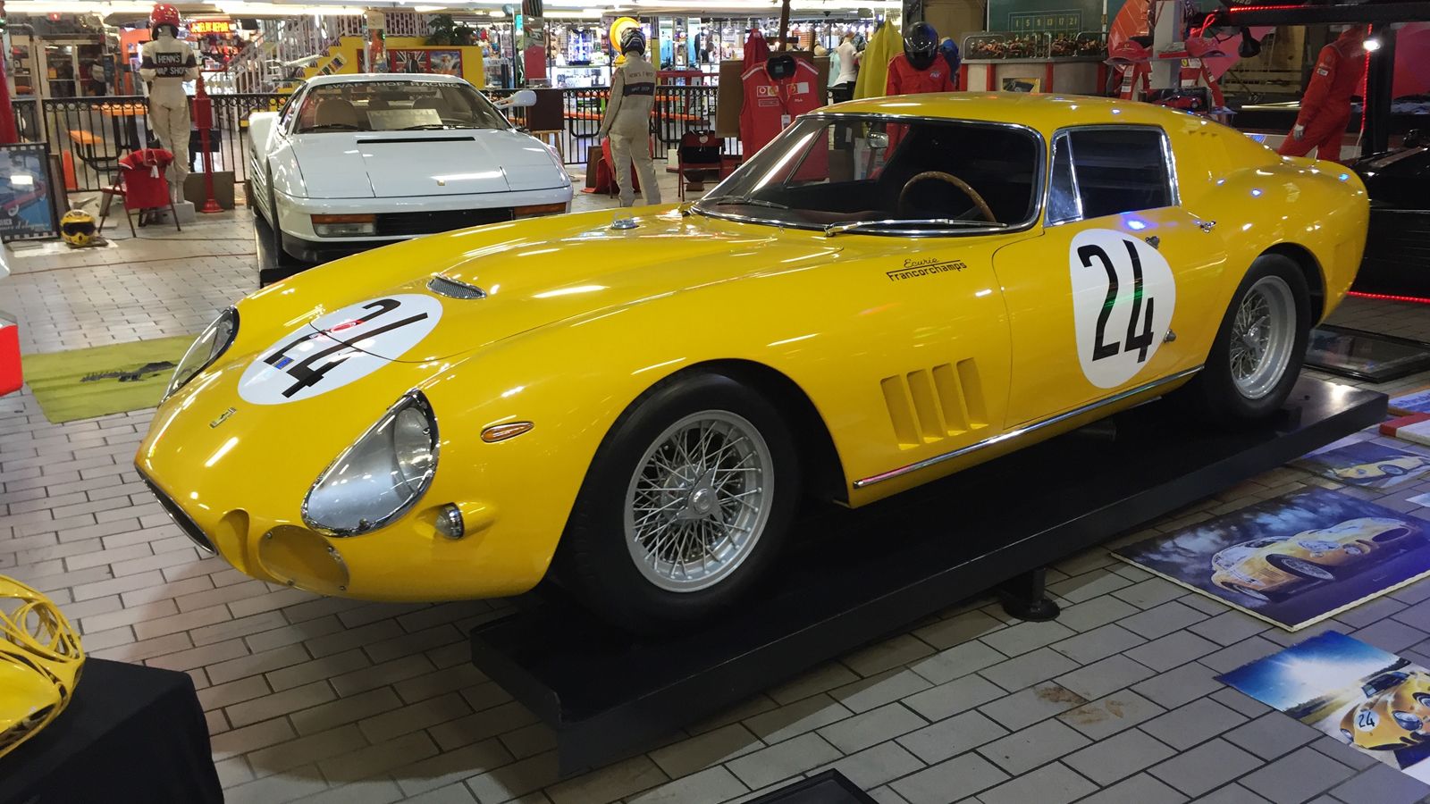 Η 275 GTB/C Speciale είναι τόσο ακριβή γιατί αποτελεί το ένα από τα τρία αντίτυπα που φτιάχτηκαν ποτέ. Επιπλέον, είναι το μόνο που έχει αγωνιστικό παρ