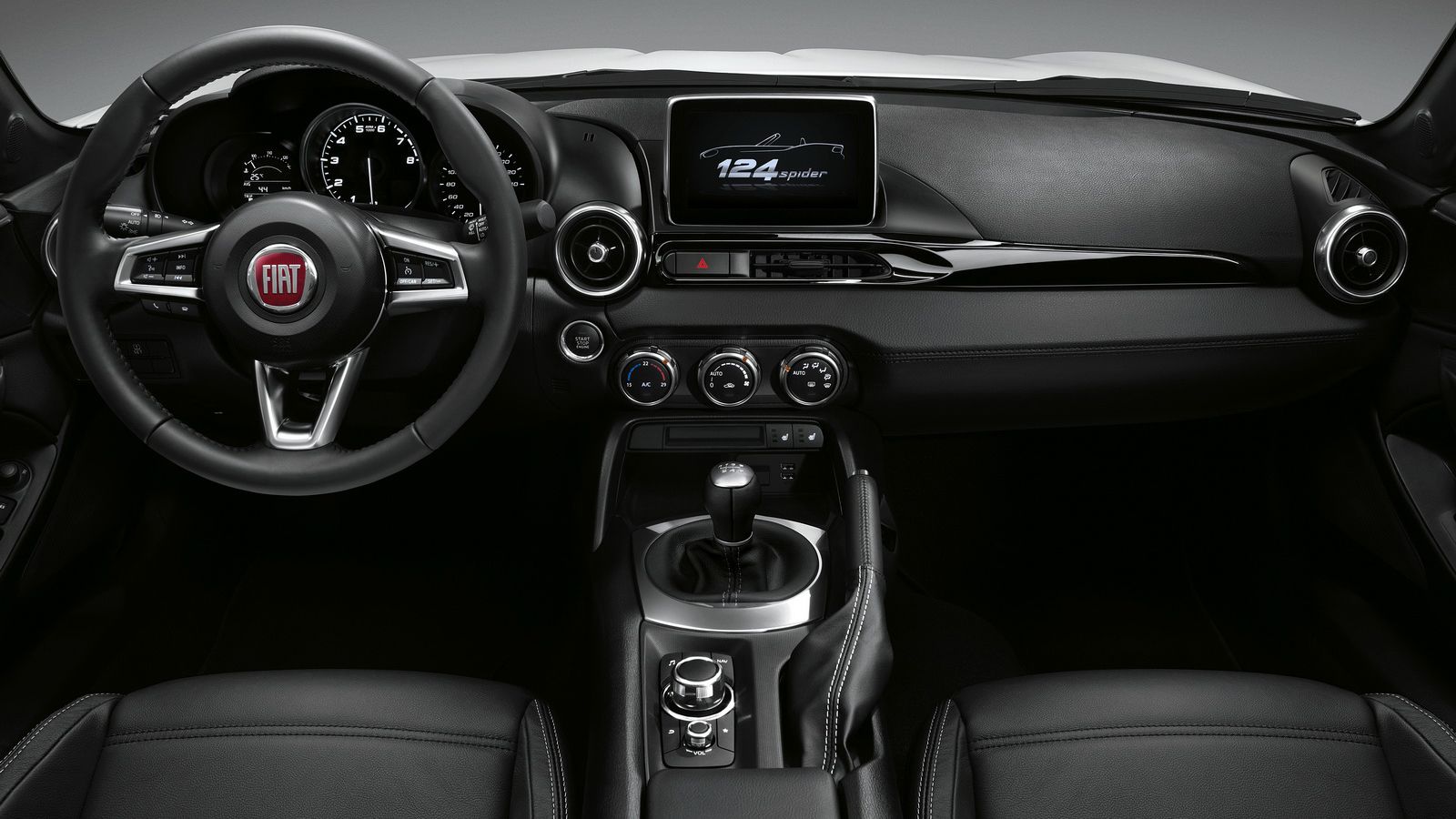 Στο εσωτερικό υπάρχουν μαύρες δερμάτινες επενδύσεις, αριθμημένη πλακέτα, σύστημα infotainment με 7άρα οθόνη και GPS, αλλά και ηχοσύστημα της Bose με 9