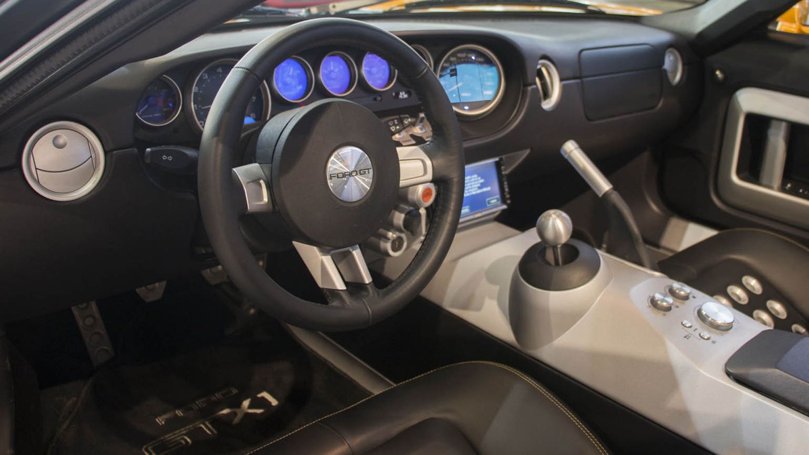 Το Ford GTX1 που μας απασχολεί σήμερα είναι του 2006, βρίσκεται στο Ντουμπάι και πωλείται, έχοντας διανύσει μόλις 127 χλμ. Πόσο κοστίζει; Περίπου 482.