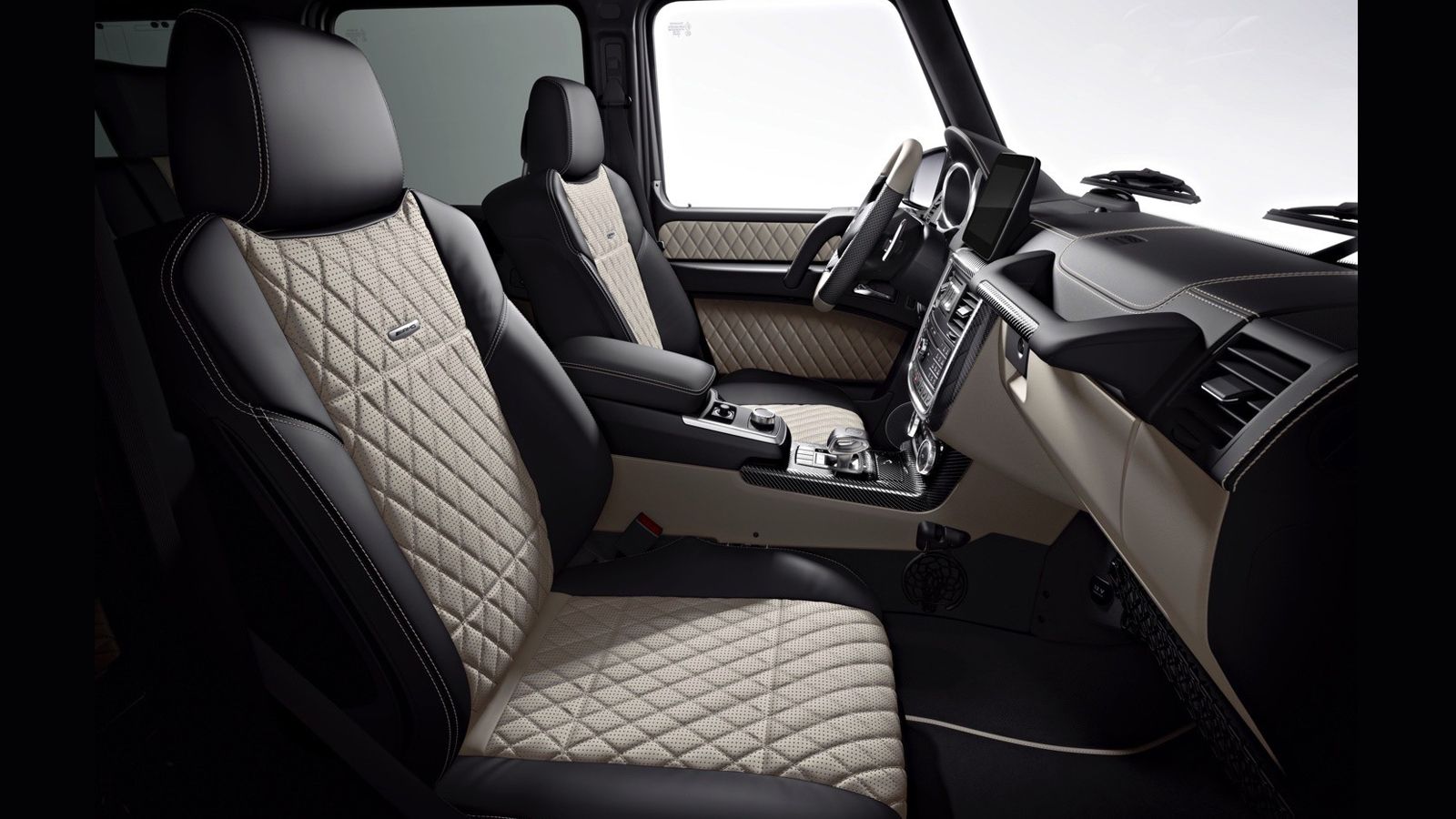 Στο εσωτερικό, υπάρχουν 4 επιλογές δερμάτινων επενδύσεων, που έχουν ως βάση τη μαύρη απόχρωση. Όμορφη αντίθεση κάνουν οι ραφές στο Mauritius Blue χρώμ