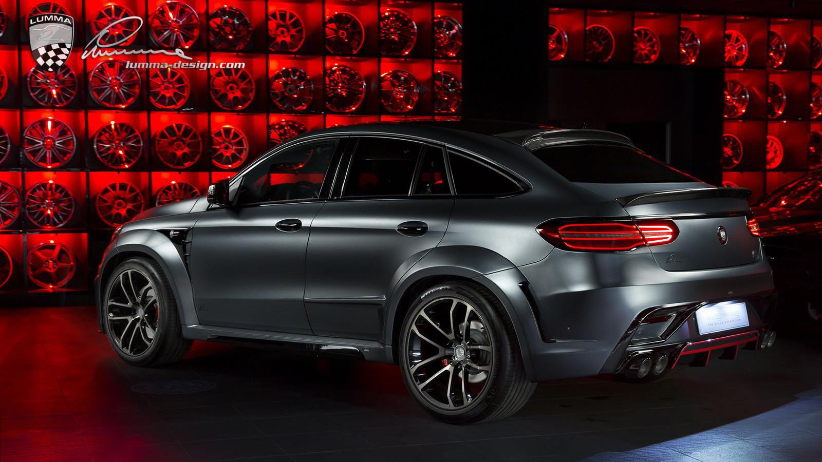 Αυτό που κάνει τη βελτιωμένη GLE Coupe να ξεχωρίζει είναι το carbon φινίρισμα σε μέρη όπως τα εμπρός και πίσω σπόιλερ, η αεροτομή οροφής και οι εισαγω