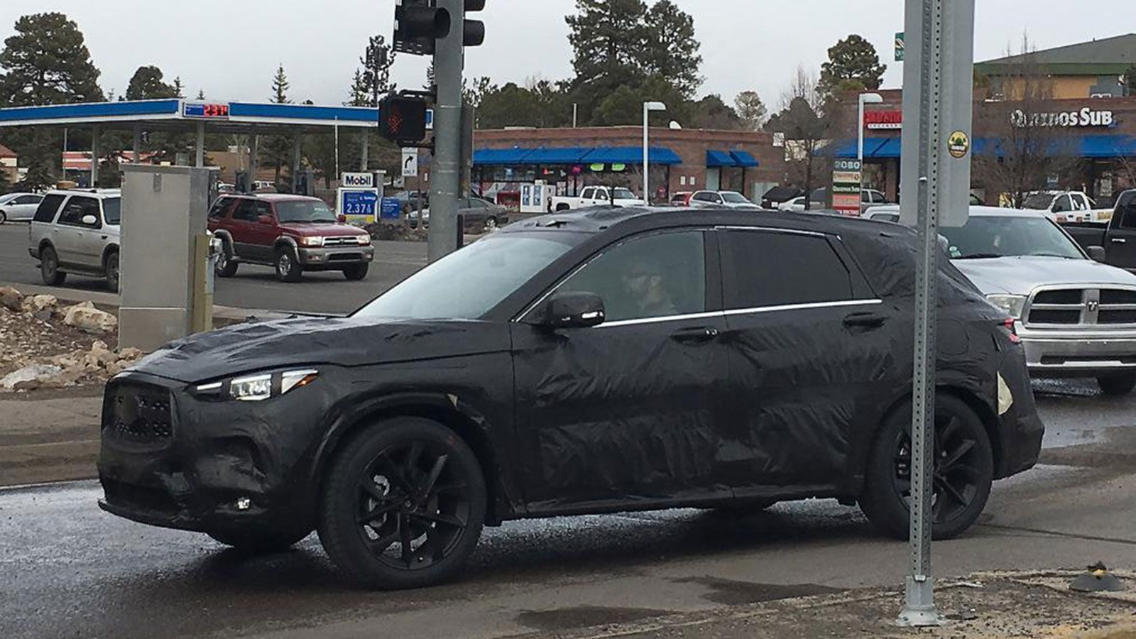 Πρώτες κατασκοπευτικές φωτογραφίες του QX50.