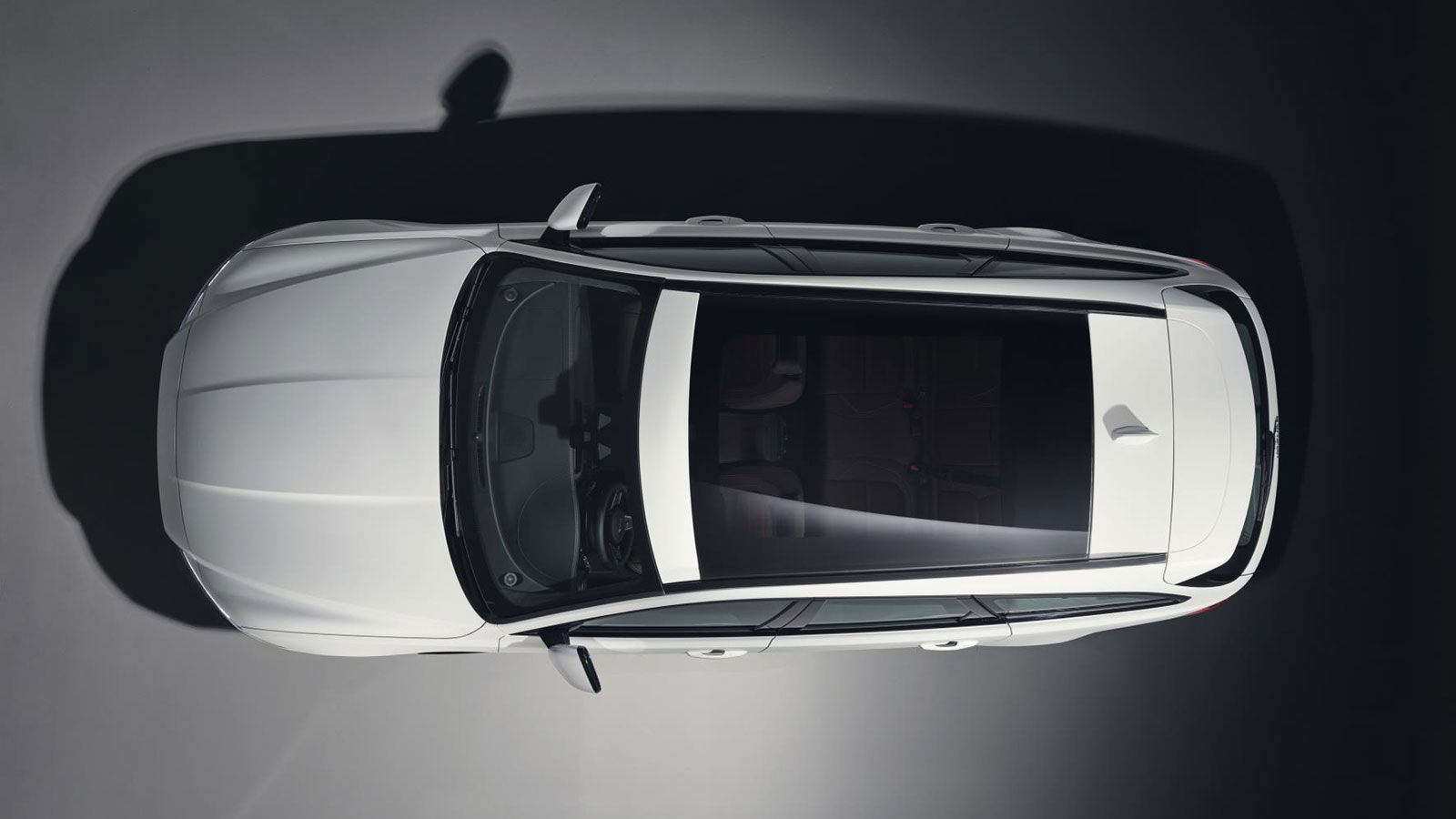 Αυτή είναι η πρώτη επίσημη εικόνα της νέας Jaguar XF Sportbrake χωρίς κανένα ίχνος καμουφλάζ. Τα βλέμματα τραβά η πανοραμική πλήρως γυάλινη οροφή.