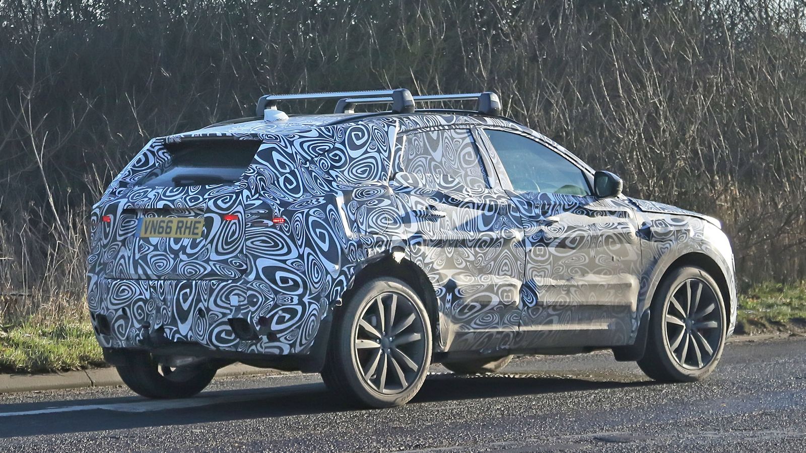 Η επερχόμενη Jaguar E-Pace θα αντλήσει τα μηχανικά της μέρη από το Land Rover Discovery Sport, με τα δύο μοντέλα να φτιάχνονται στο ίδιο εργοστάσιο.