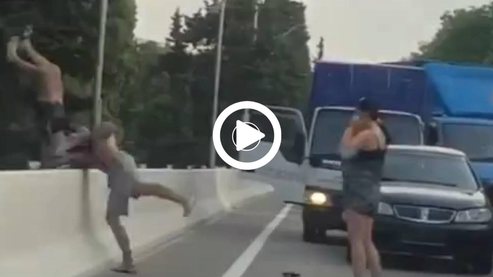 Tον κατεδάφισε!