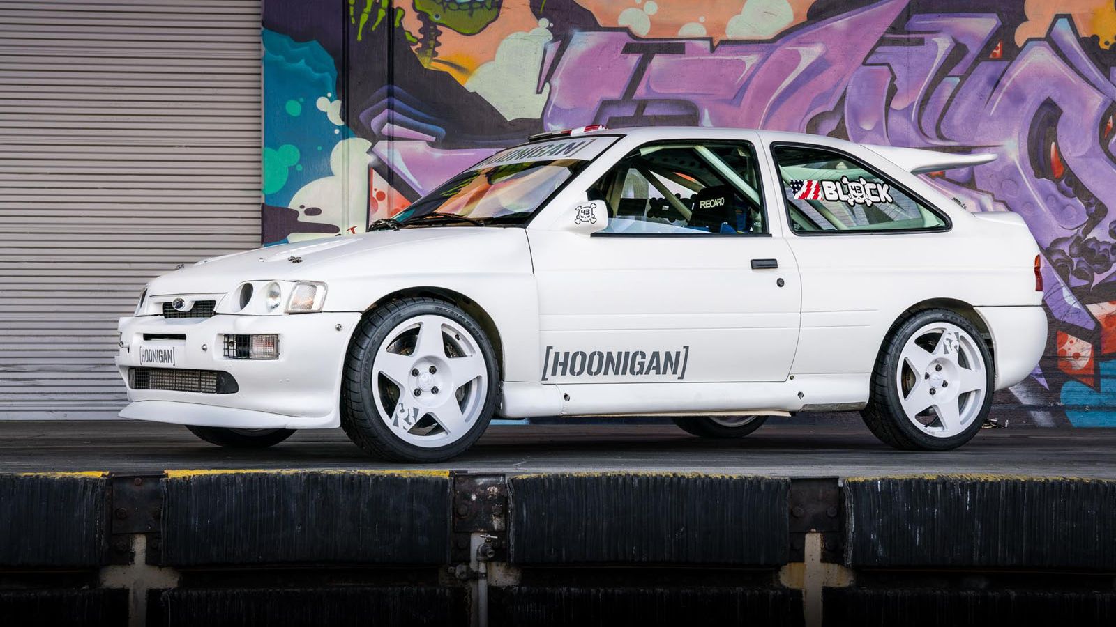 Ο σταρ του drifting, Ken Block, αποφάσισε να γίνει «old-school», καθώς το νέο του απόκτημα είναι ένα Ford Escort RS Cosworth του 1993, ένα από τα πιο 