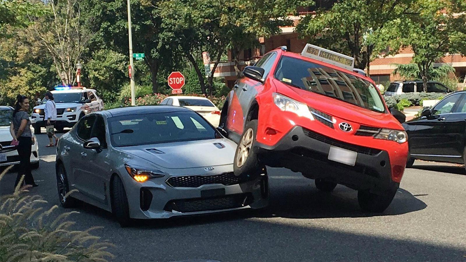 Αγκαλιά βρέθηκαν ένα Kia Stinger και ένα Toyota RAV4, με τον φωτογραφικό φακό να είναι παρών και να απαθανατίζει το συγκεκριμένο περιστατικό.