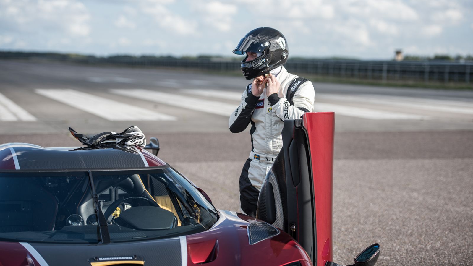 Το σουηδικό hypercar στα χέρια του οδηγού της Koenigsegg, Niklas Lilja, επιτάχυνε από στάση στα 400 χλμ./ώρα σε μόλις 26,88 δλ. διανύοντας μια απόστασ