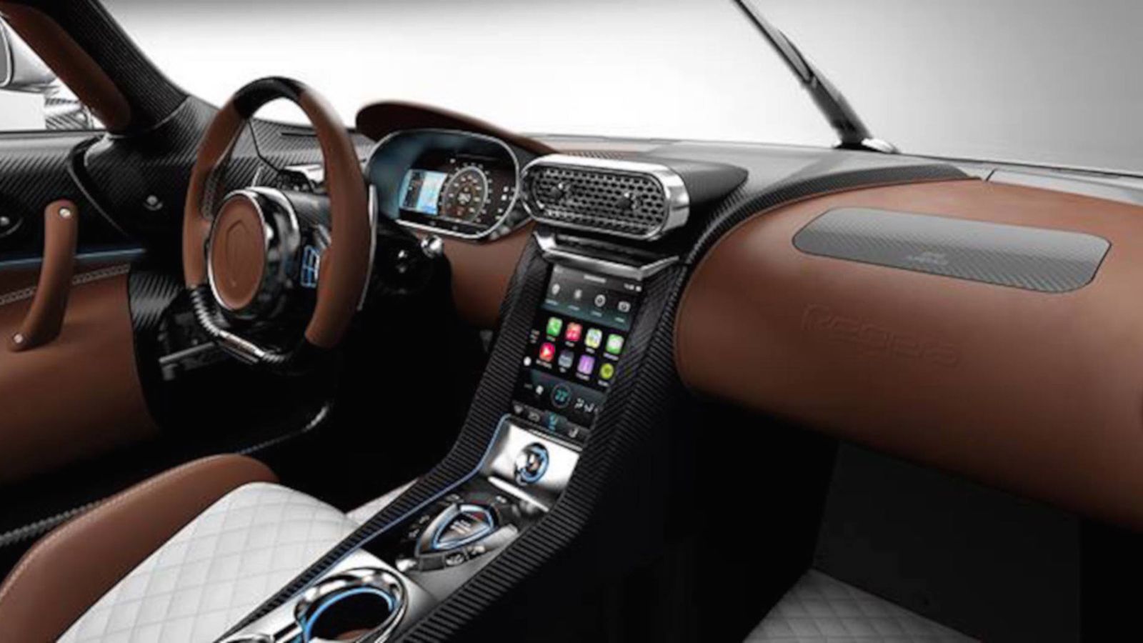 Στο εσωτερικό συναντάμε αρκετές ομοιότητες με την μπορντό εκδοχή των προηγούμενων ημερών, όπου κυριαρχεί το σοκολατί δέρμα. Στο κέντρο των καθισμάτων 