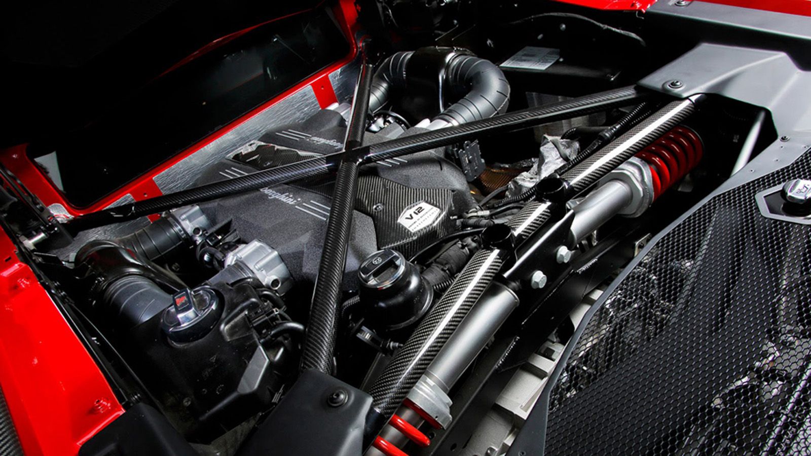 Κρατάει ακόμη στην ζωή τον χαρακτηριστικό της V12 η Lamborghini.