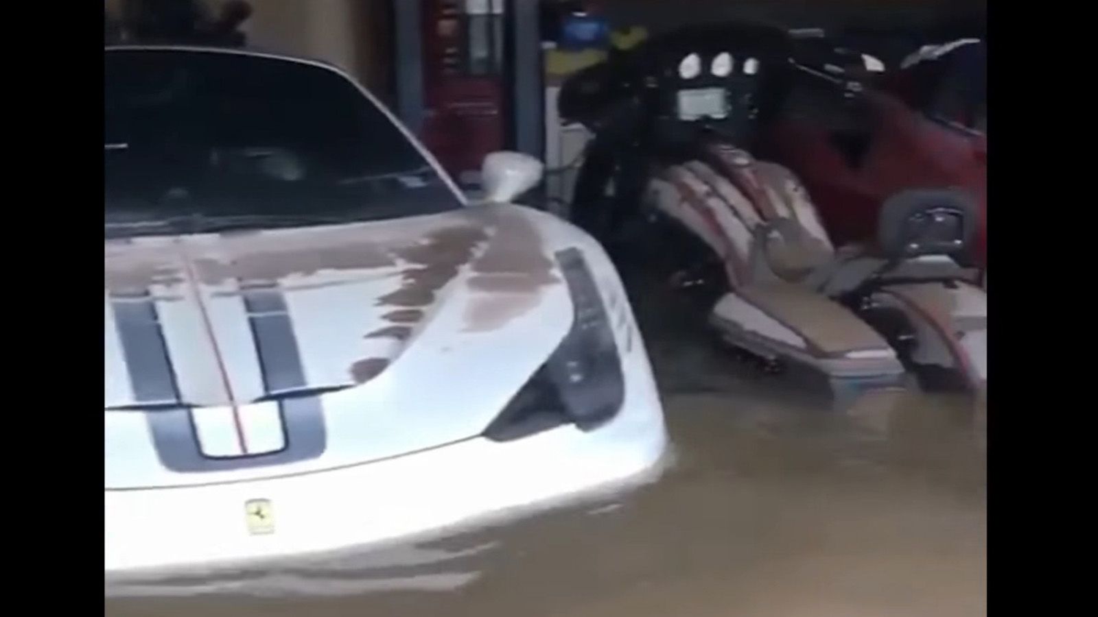 Το video αυτό που ήρθε στη δημοσιότητα, δείχνει δυο-τρεις Ferrari και δύο πολυτελείς Μercedes να είναι μέσα στα λασπόνερα. 