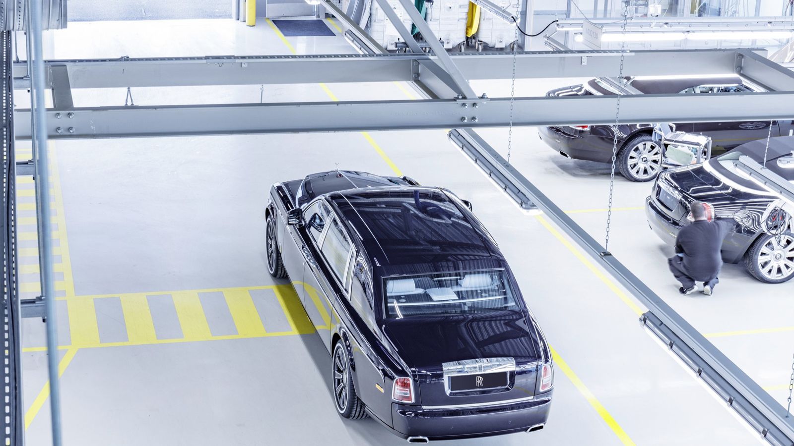 Η τελευταία Rolls-Royce Phantom VII είναι ένα custom μοντέλο, με μακρύ μεταξόνιο και μπλε (Blue Velvet) απόχρωση.
