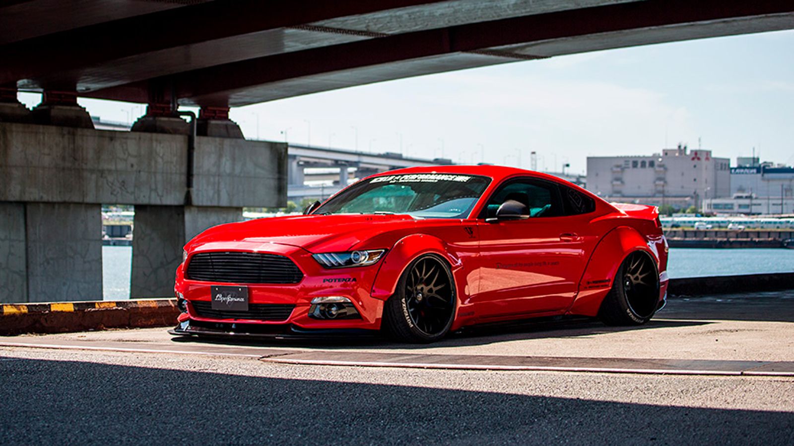 Οι βελτιωτές της Liberty Walk παρουσίασαν τη δική τους εκδοχή στη Ford Mustang. Σημείο αναφοράς της αναβάθμισης είναι οι φουσκωμένοι θόλοι των τροχών,