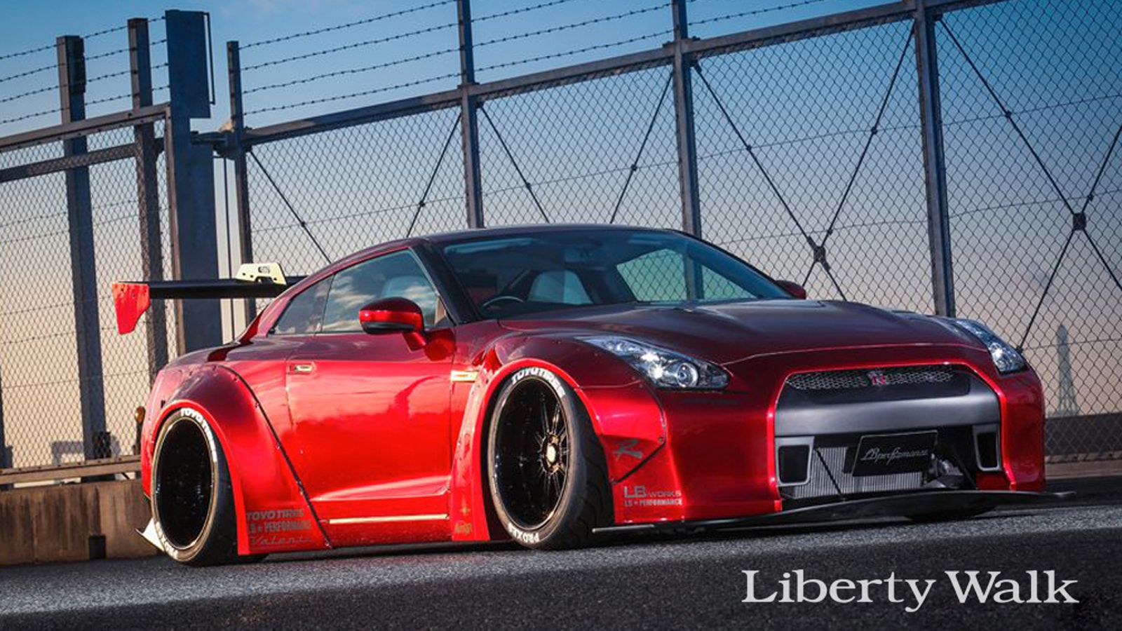 Τα δύο body kit του Nissan GT-R  ξεχωρίζουν μέσω των φουσκωμένων φτερών, κάτι που αποτελεί το σήμα κατατεθέν την Liberty Walk. Επιπλέον, έχουν τοποθετ