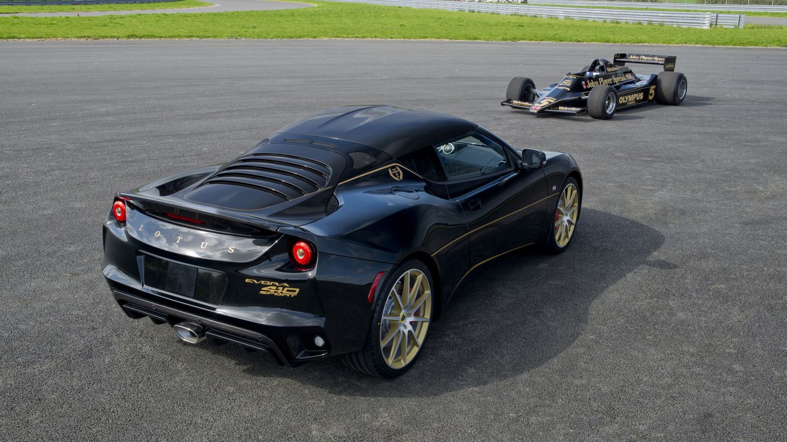 Η Lotus φτιάχνει την Evora Sport 410 GP Edition ντύνοντάς την με ένα μαύρο-χρυσό «κοστούμι», που παραπέμπει στα μονοθέσια της Team Lotus στην Formula 