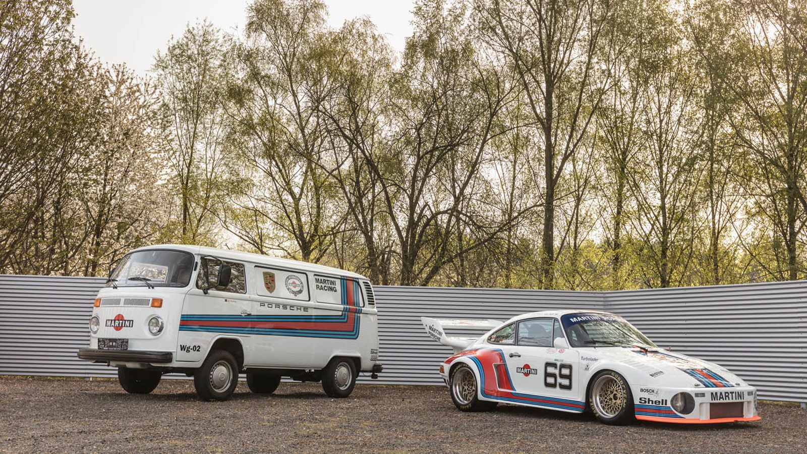 Οι άνθρωποι του Bonhams εκτιμούν πως η Porsche 934/5 θα πιάσει τουλάχιστον 315.000 ευρώ. Η τιμή του ιδιαίτερου VW Τ2 αναμένεται να φτάσει περίπου στα 