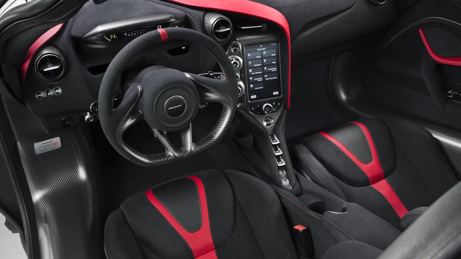 Στο εσωτερικό, η MSO τοποθέτησε μαύρη Alcantara και κόκκινες (Harissa Red) δερμάτινες λεπτομέρειες σε σημεία όπως τα σπορ καθίσματα, το τιμόνι και τα 