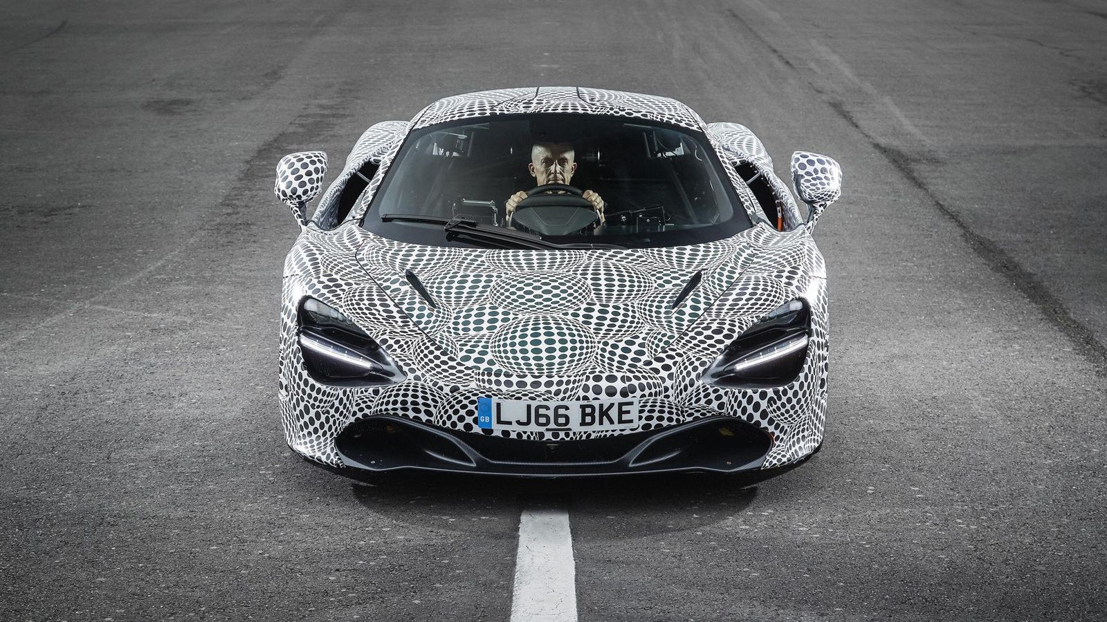 Η καμουφλαρισμένη McLaren 720S που χρησιμοποιείται στις δοκιμές, έχει μετατραπεί σε μονοθέσια. Η εταιρεία επιβεβαίωσε πως το τελικό προϊόν θα έχει διά