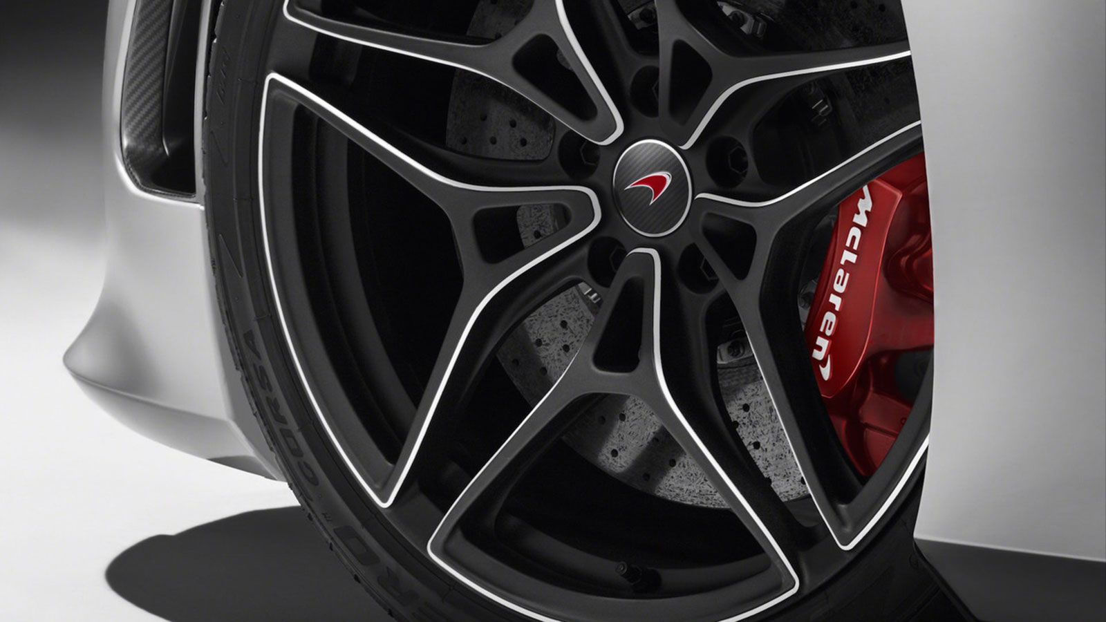 Oι εντυπωσιακές δυνατότητες πέδησης οφείλονται σε μεγάλο βαθμό στους νέους κατασκευασμένους από ανθρακόνημα και κεραμικά στοιχεία δίσκους.