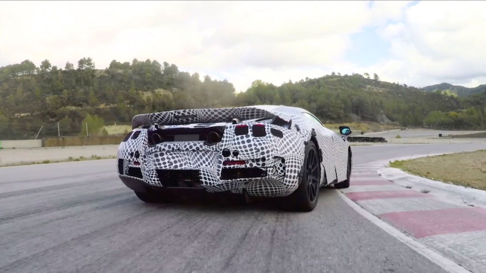 Με έναν νέο V8 4 λίτρων biturbo κάτω από το καπό, η 720S φημολογείται ότι θα έχει περί τους 710 ίππους.