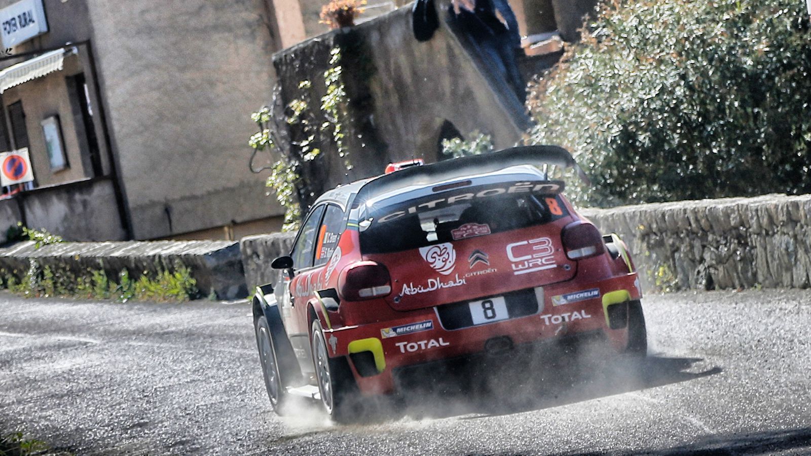 Τα πάνω κάτω ήρθαν στο Ράλι Κορσικής, καθώς το προβάδισμα του Kris Meeke πήγε περίπατο, όταν ο Βρετανός ολοκλήρωσε την 6η ειδική με το καπό του Citroe