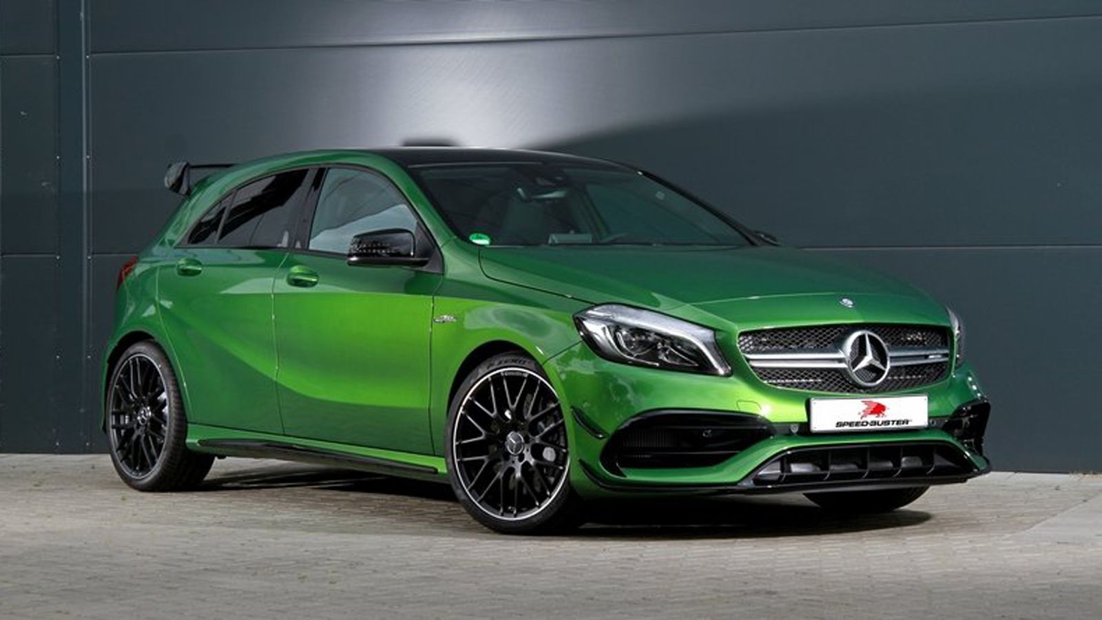 Μια συνηθισμένη-παρά το χρώμα της-A45 AMG, η οποία όμως κρύβει εκπλήξεις κάτω από το καπό της.