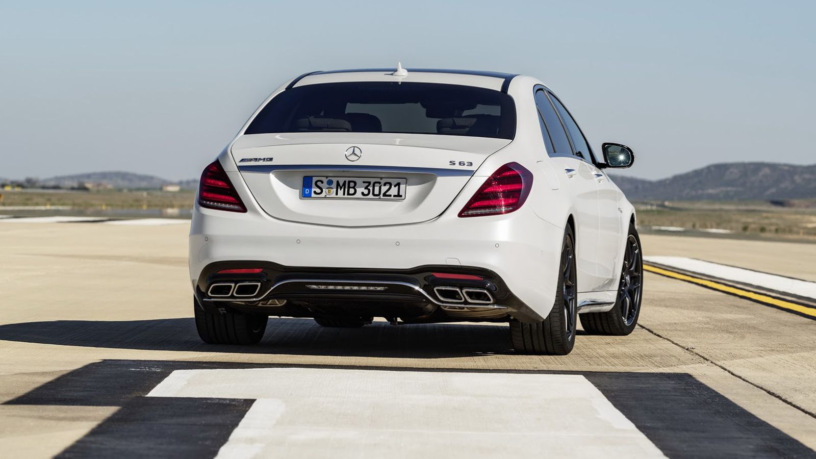 Η S 63 διαθέτει πλέον τον 4λιτρο biturbo V8 κινητήρα, που αποδίδει 612 άλογα και 900 Nm ροπής, ενώ η 4κίνητη αποκτά το νέο 9άρι αυτόματο κιβώτιο AMG S