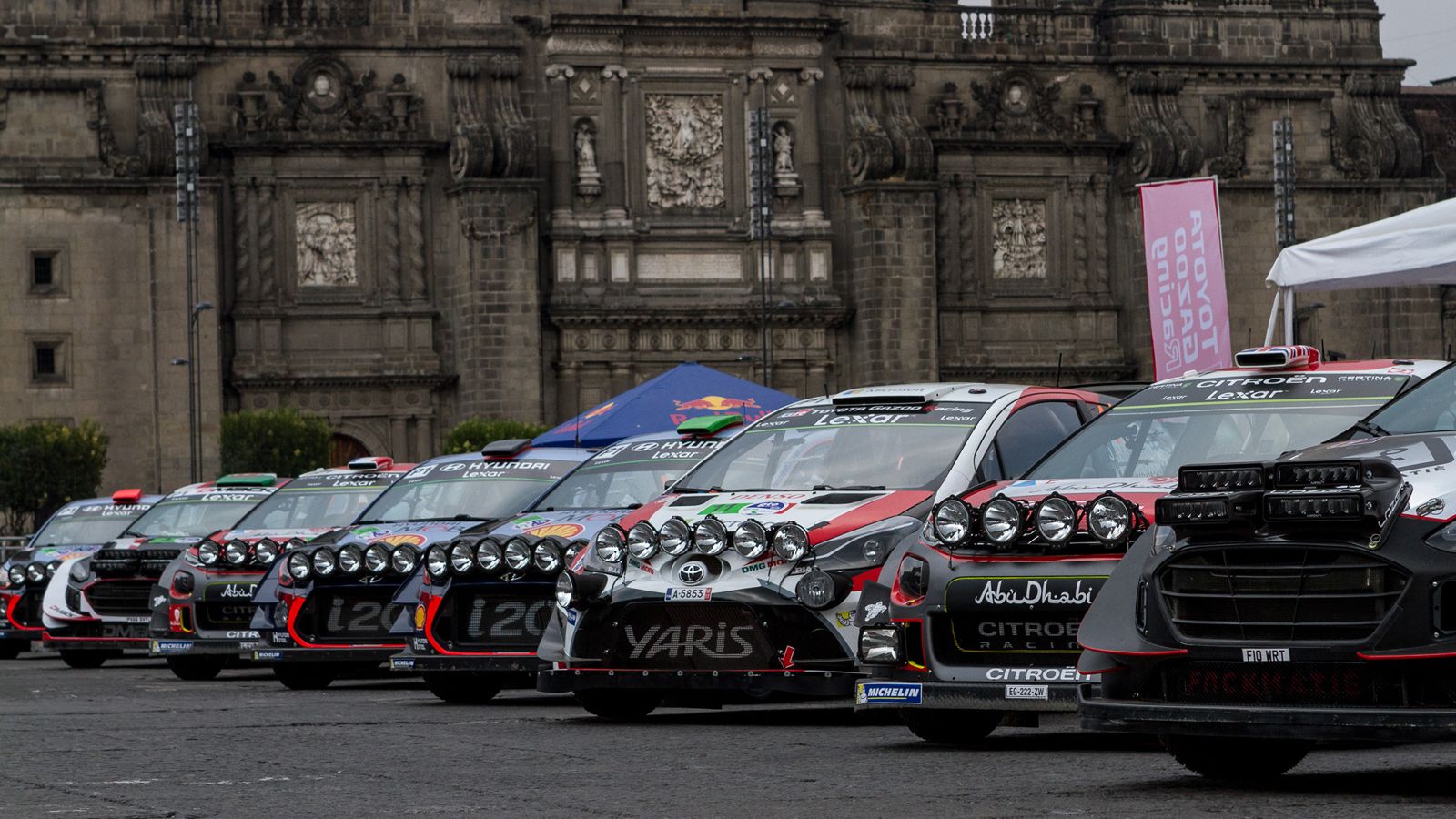 Το χθεσινό 1ο σκέλος του Ράλι Μεξικό επεφύλασσε απρόοπτα, μετά το νυχτερινό υπερθέαμα στην πλατεία Zοcalo στην Πόλη του Μεξικού, όπου παρόλη τη βροχή 