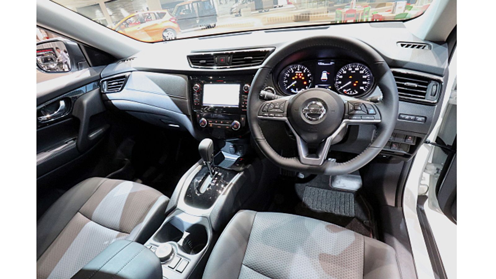 Στο εσωτερικό δεν επικρατεί ακριβώς σπορ ατμόσφαιρα, καθώς από το NISMO Performance Package λείπουν τα σπορ καθίσματα, τα αλουμινένια πεντάλ ή η Alcan