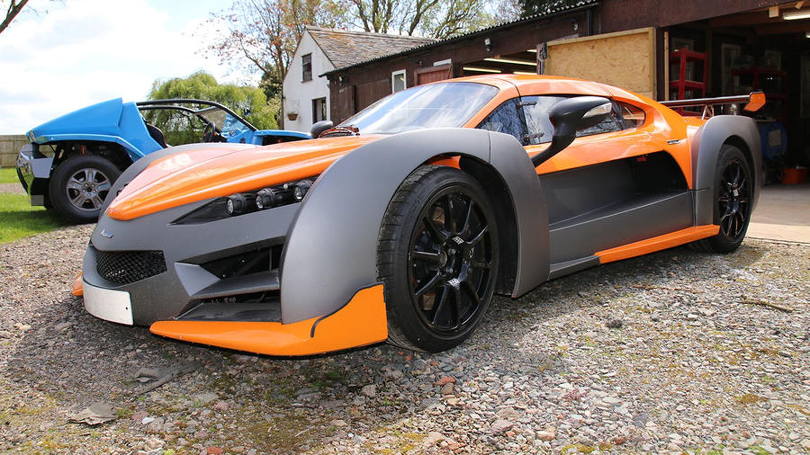 Το πρώτο μοντέλο του Lee Noble θα λέγεται Exile και θα είναι ένα όχημα πίστας απόδοσης 522 ίππων ανά τόνο. Προς το παρόν ως πρωτότυπο υποβάλλεται σε δ