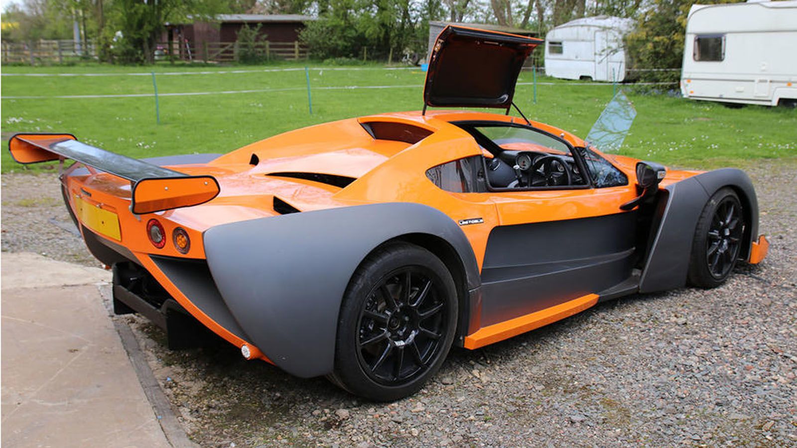 Το αμάξωμα του Exile αποτελείται κυρίως από ανθρακονήματα, ενώ για λόγους κόστους έχουν τοποθετηθεί και πάνελ από fiberglass. Βλέπετε στόχος είναι η τ