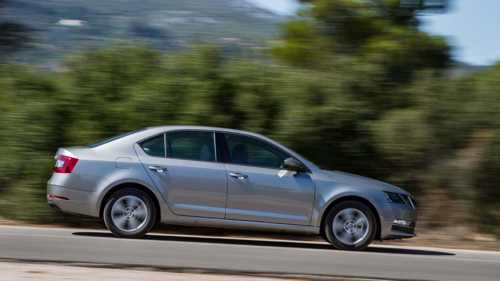 Η ανανεωμένη Skoda Octavia απέκτησε 20 χλστ. μεγαλύτερο πίσω μετατρόχιο, ενώ πλέον μπορεί εξοπλιστεί με τη σύγχρονη γκάμα συστημάτων ενεργητικής ασφάλ