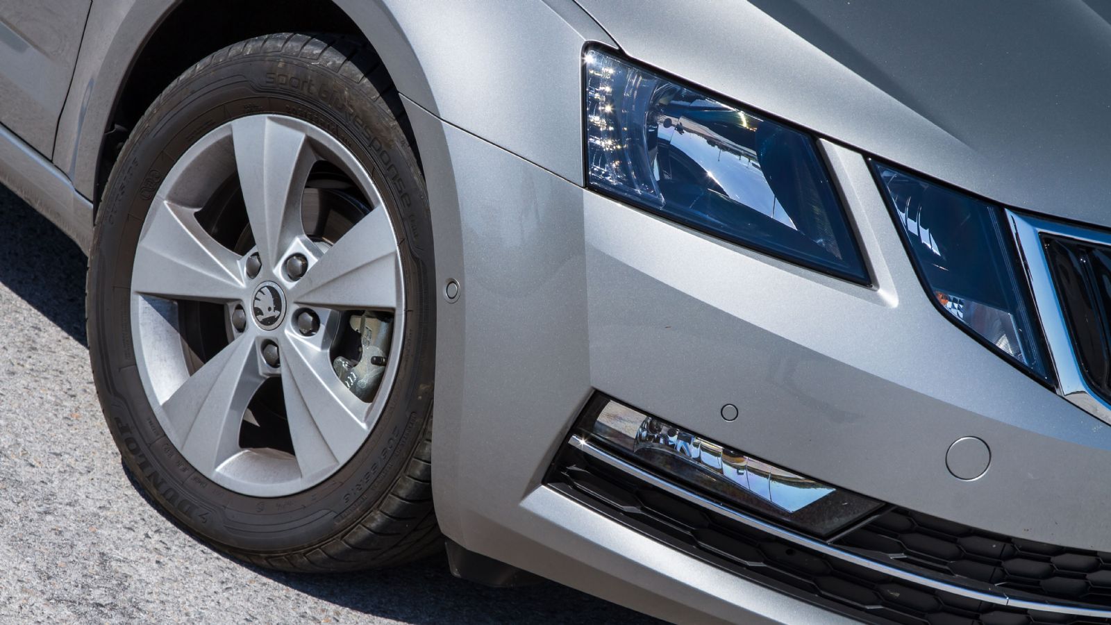 Την παράσταση κλέβουν τα νέα διπλά φώτα (προαιρετικά και με LED), που θυμίζουν αυτά της Mercedes E-Class του 2009, αλλά και η νέα μάσκα με την τονισμέ