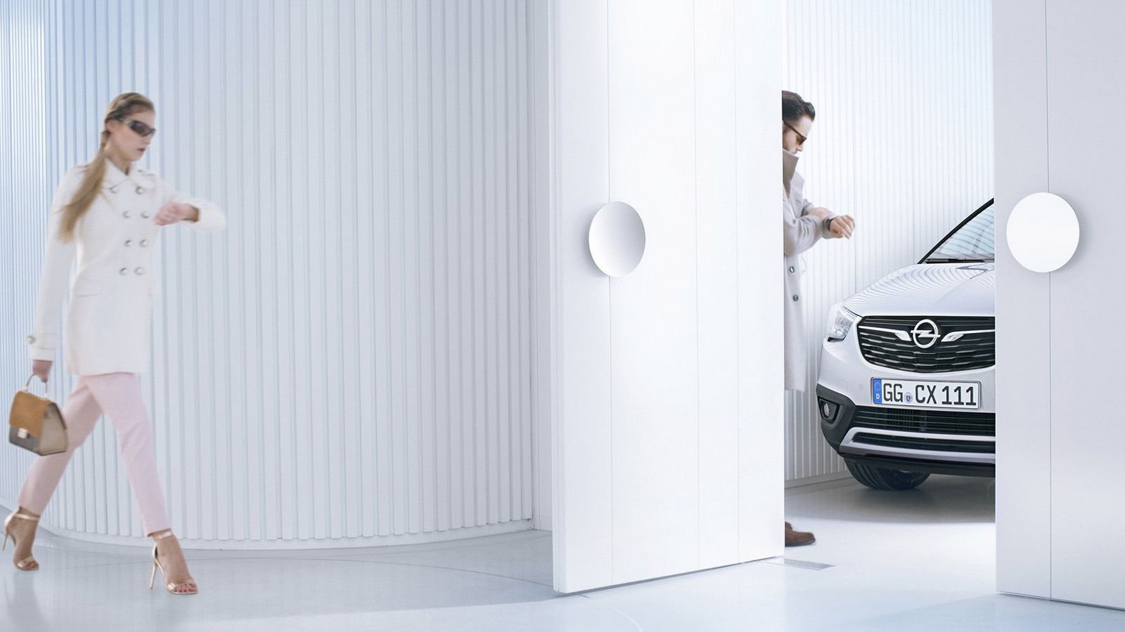 Όπως βλέπουμε στο teaser που αναρτήθηκε στα social media, το Opel Crossland X αντλεί τη σχεδιαστική του έμπνευση από τον μικρότερό του «αδελφό», το Mo
