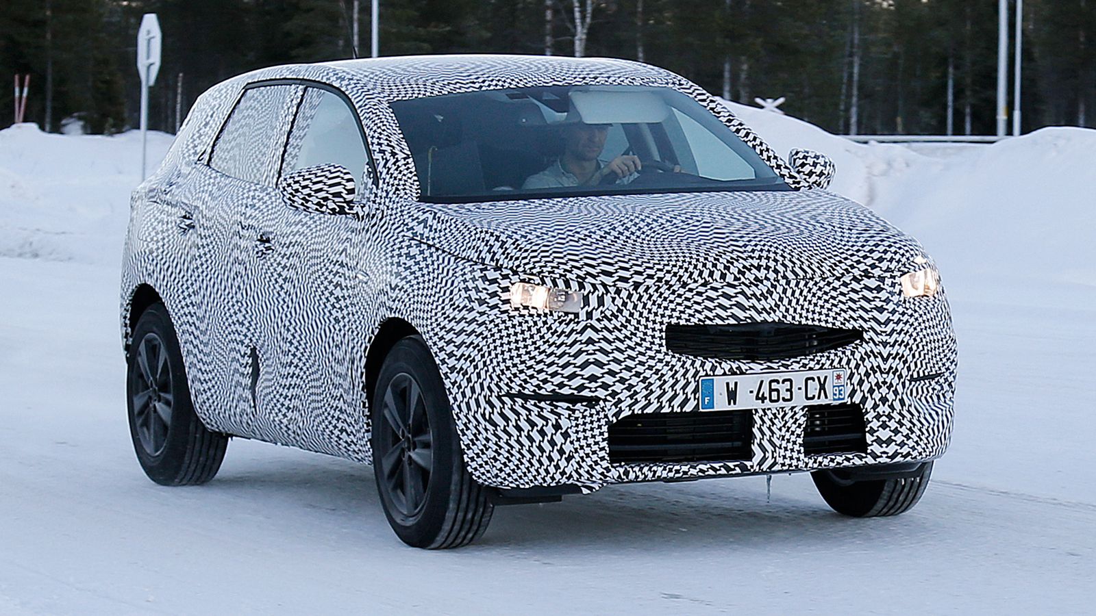 Για πρώτη φορά το Opel Grandland X συνελήφθη από το φωτογραφικό φακό, αν και το εκτεταμένο καμουφλάζ δεν επέτρεψε να φανούν πολλά από τη μορφή του.