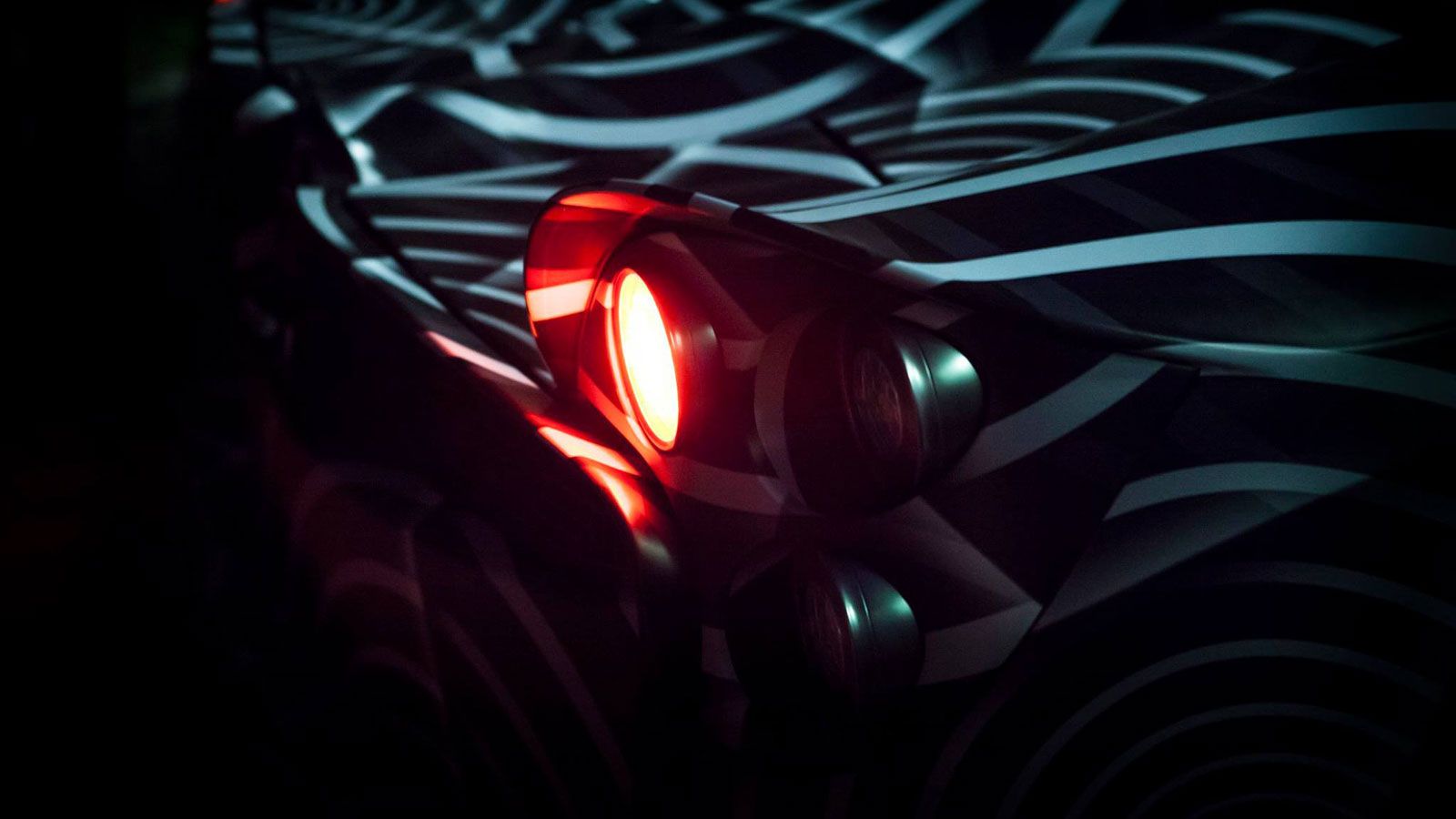 Ενα νέο teaser έβγαλε στη δημοσιότητα η Pagani, σχετικά με το νέο Huayra Roaster, του οποίου φαίνεται να αλλάζει η αεροδυναμική στο πίσω μέρος. 