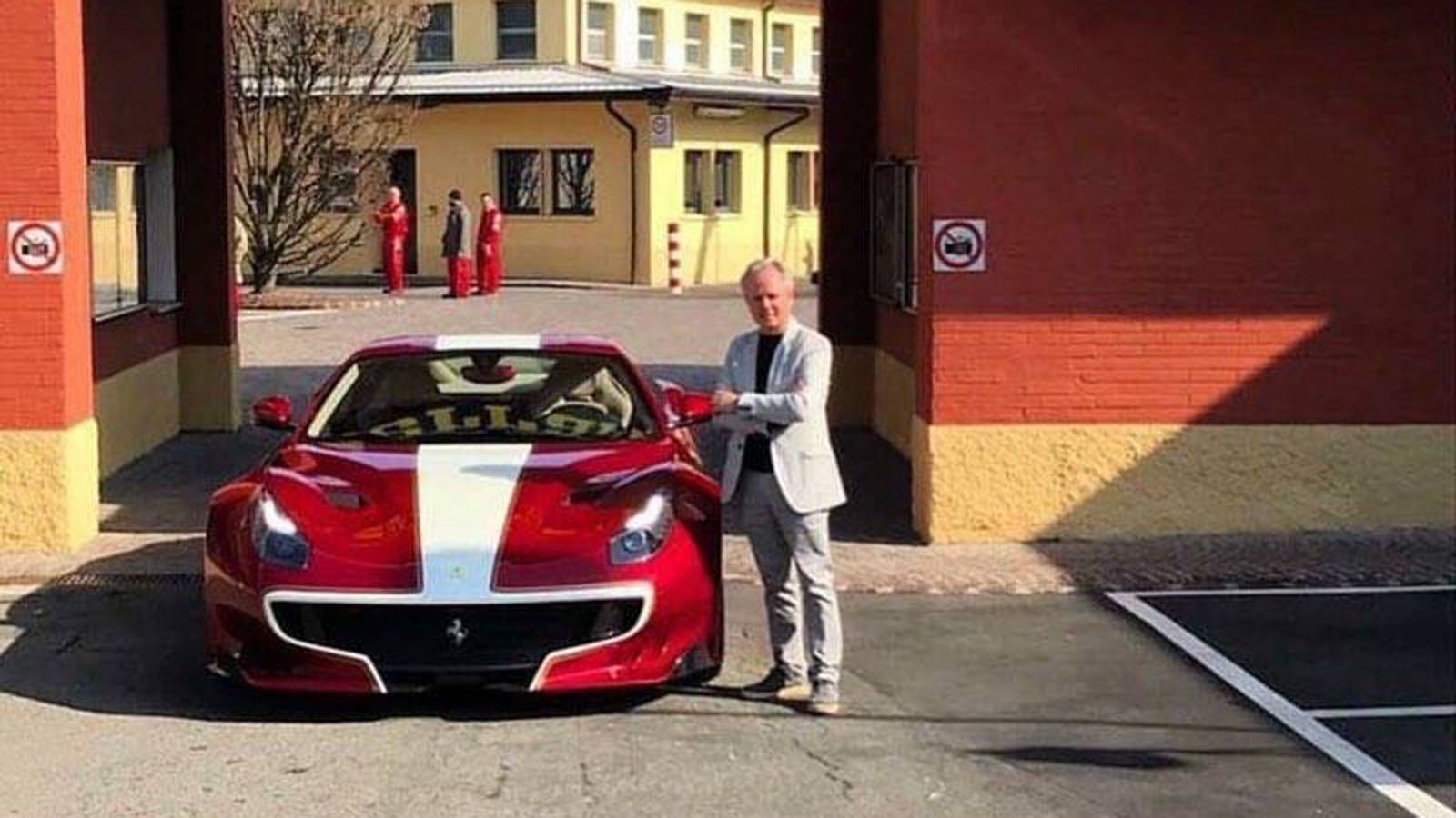 O Horacio Pagani ποζάροντας περήφανος μπροστά στο νέο του απόκτημα. 