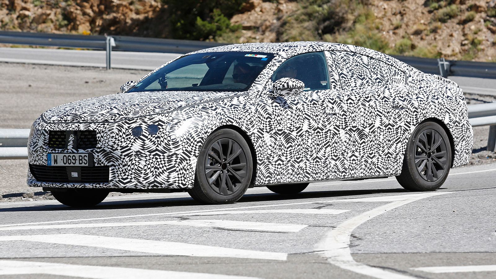 To επόμενης γενιάς Peugeot 508 θα λανσαριστεί κάποια στιγμή του χρόνου και όπως βλέπετε από τις κατασκοπευτικές εικόνες, αναμένεται με πολύ διαφορετικ