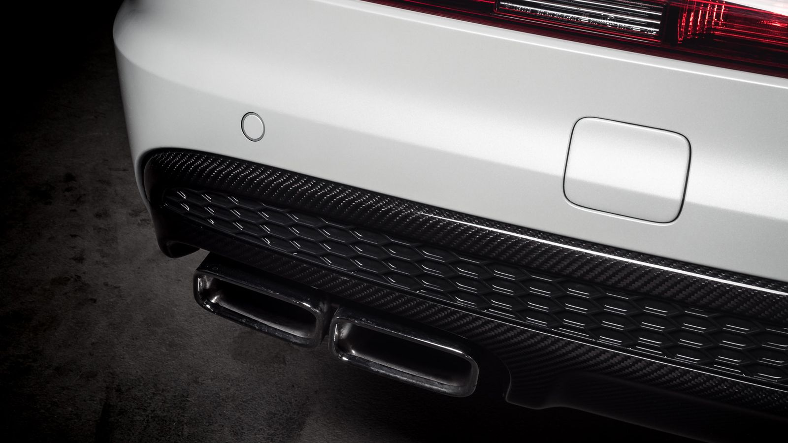 Το νέο, carbon, φινίρισμα της πίσω ποδιάς τονίζει ακόμα περισσότερο τις τέσσερις απολήξεις της εξάτμισης δίνοντας μια πιο πολεμική εικόνα.