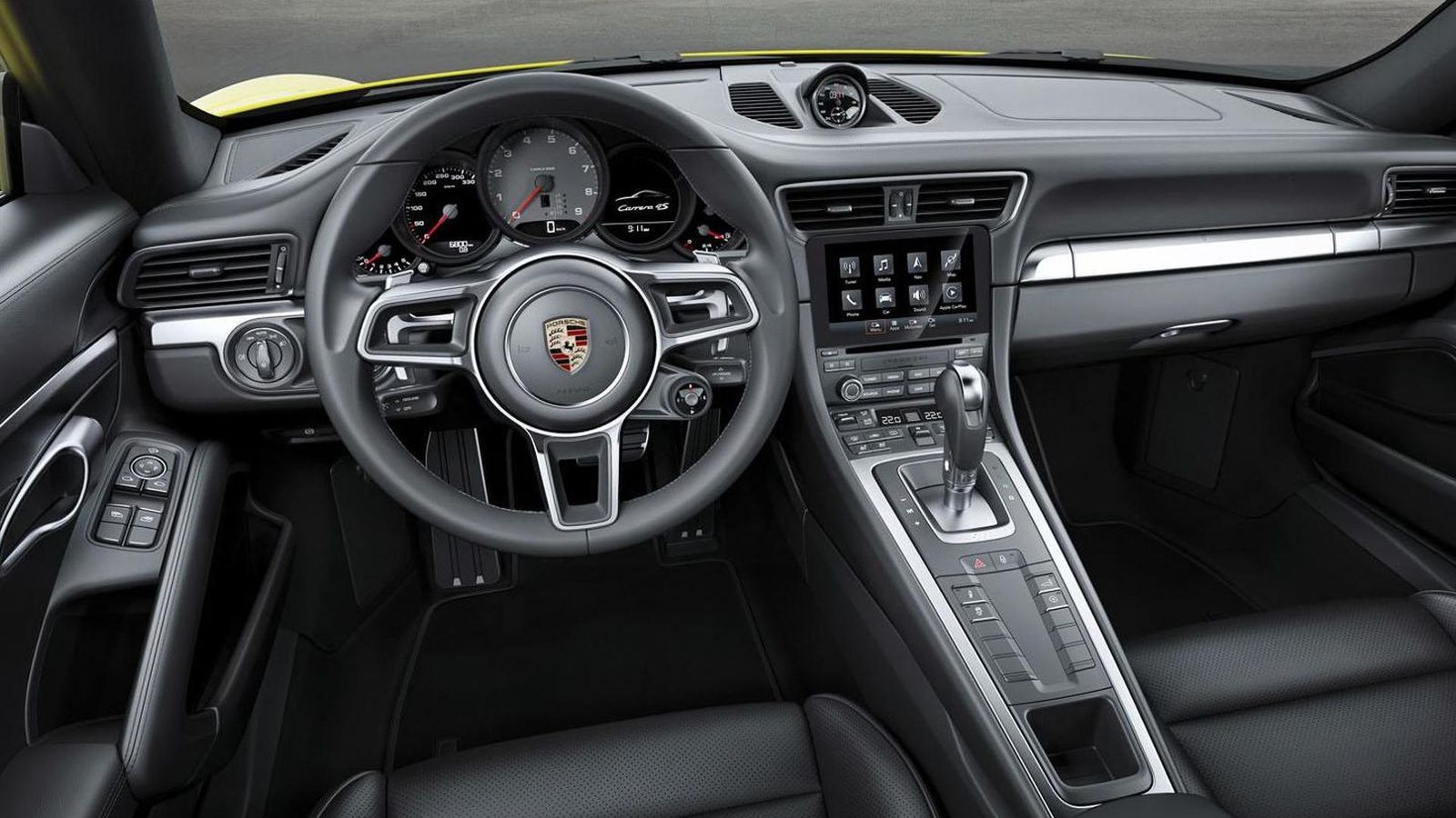 Το αναβαθμισμένο λογισμικό Porsche Connect Plus δίνει το παρόν, επιτρέποντας στους ιδιοκτήτες να ακούσουν μουσική μέσω live stream από το σύστημα ή να