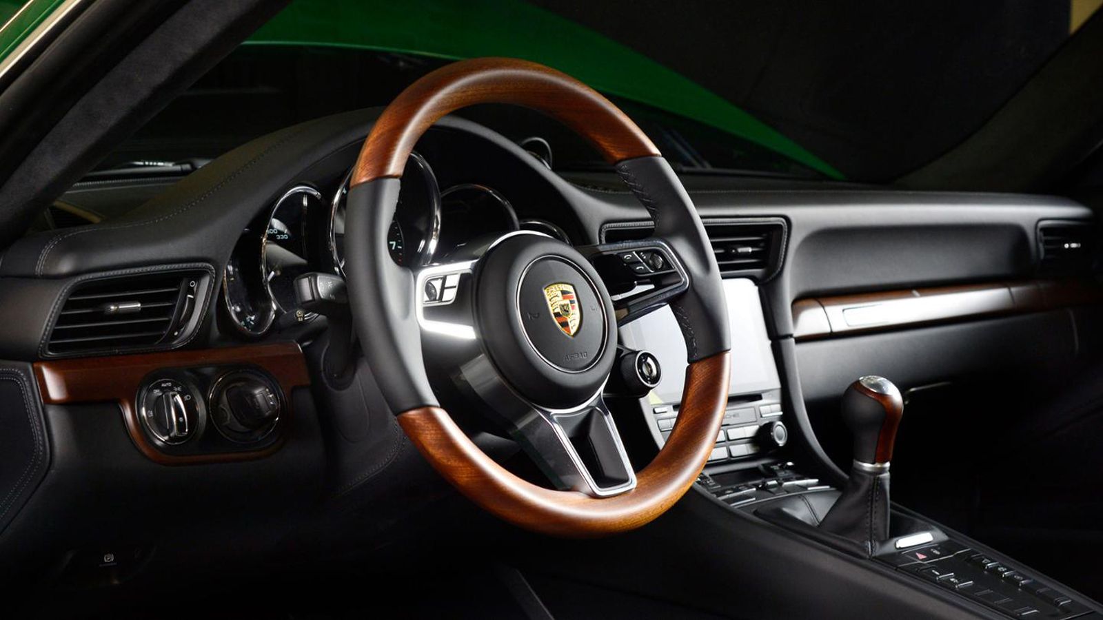 H 911 Carrera S σε απόχρωση Irish Green έγινε από την Porsche Exclusive. Στο εσωτερικό, το πιο ξεχωριστό χαρακτηριστικό είναι η ξύλινη επένδυση στο τα