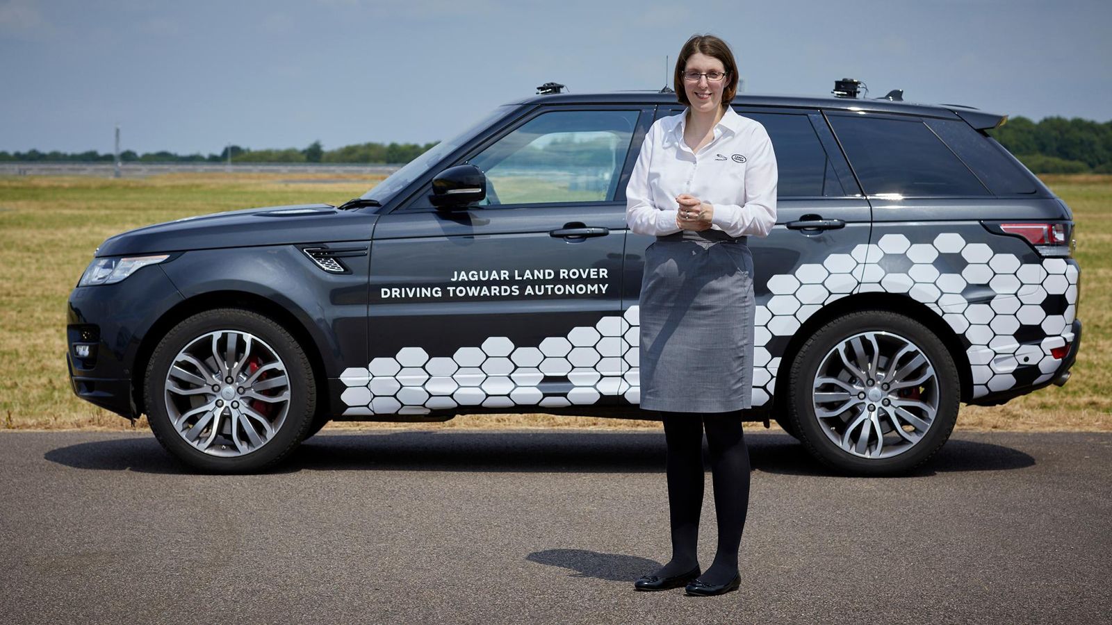 Η Jaguar Land Rover παρουσίασε σήμερα στο κέντρο δοκιμών του Νούνιτον της Αγγλίας, ένα πρωτότυπο Range Rover Sport το οποίο διαθέτει τεχνολογίες αυτόν