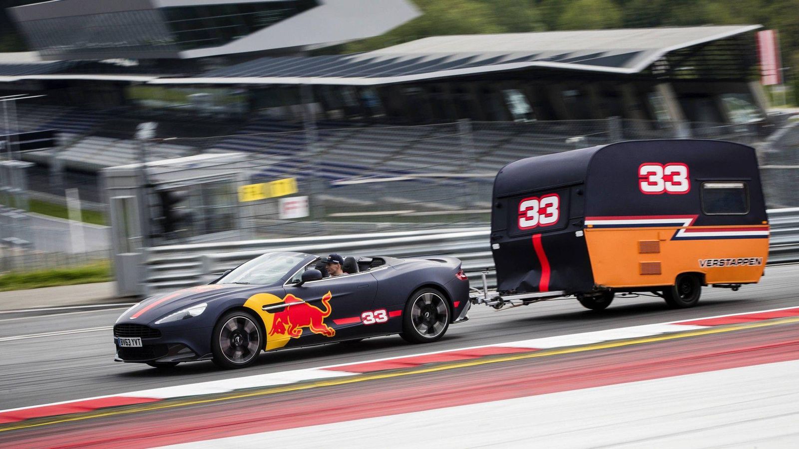Σύμφωνα με την Red Bull τα τροχόσπιτα ζυγίζουν περίπου 400 κιλά, ενώ για καλύτερη συμπεριφορά στην πίστα φόρεσαν slick ελαστικά της Pirelli. Όχι πως β