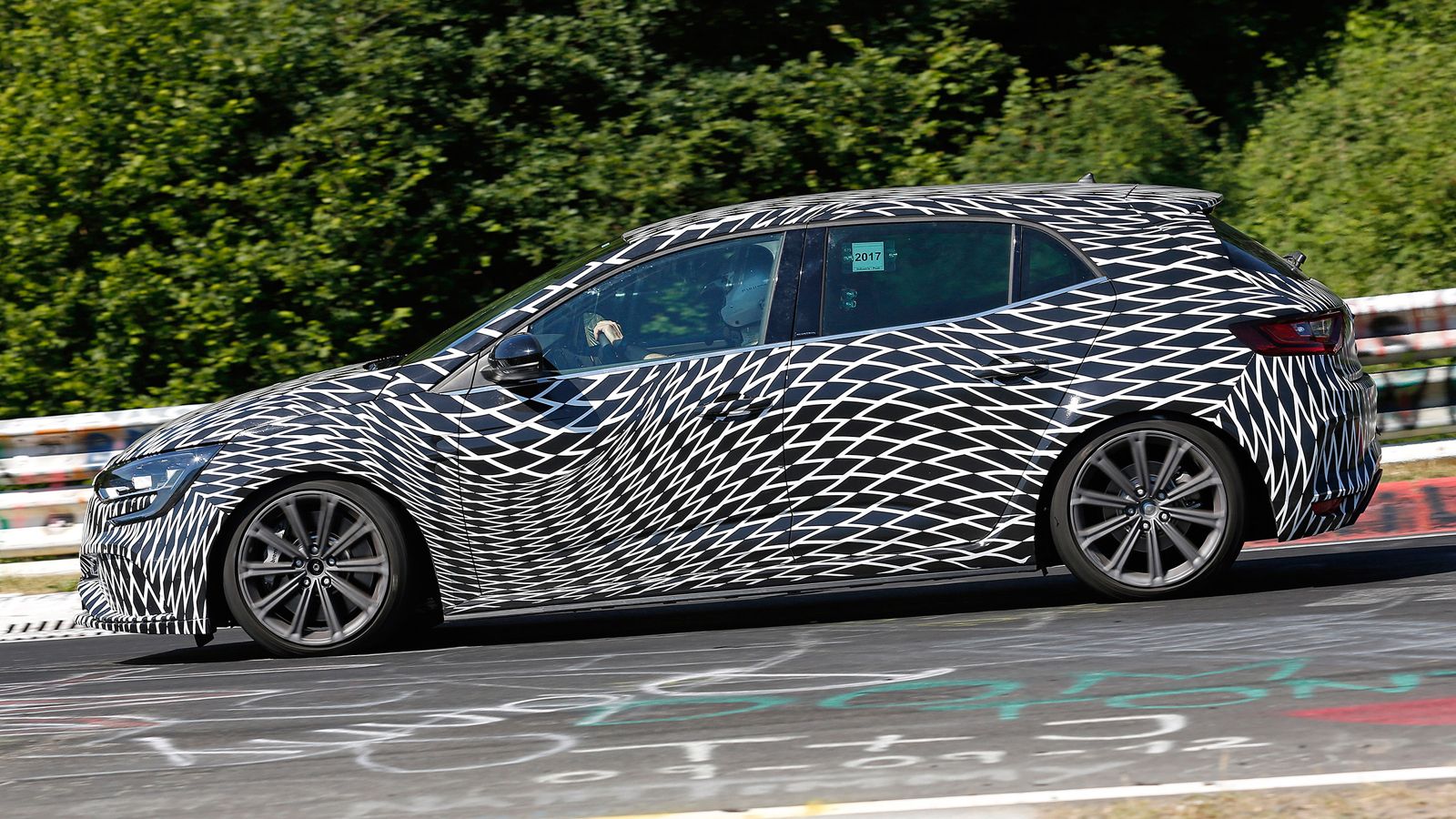 Στην περίπτωση που δε βαρεθήκατε να βλέπετε το επερχόμενο Megane RS καμουφλαρισμένο, πάρτε άλλη μία δόση από το αυτοκίνητο να δοκιμάζεται στην Πράσινη